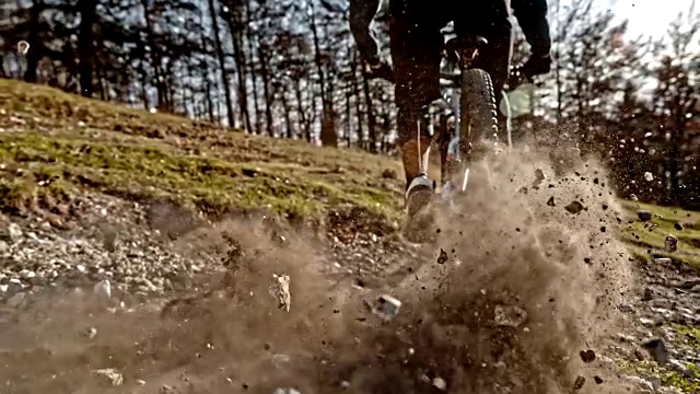 速度坡道山地车造成砂砾飞到空中在阳光碎石路视频下载