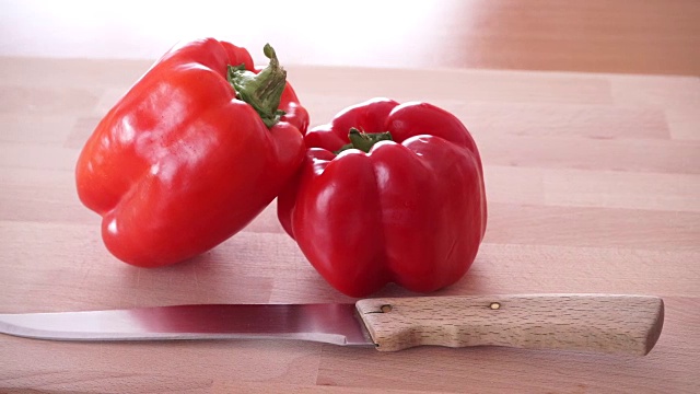 厨房板上的红柿子椒是4K视频下载