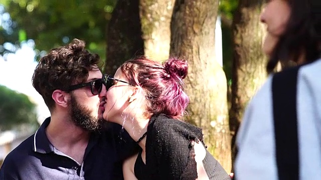情侣在公园接吻视频素材