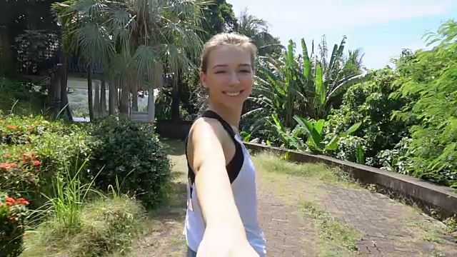 慢动作女美甲师和男朋友在植物园散步视频下载