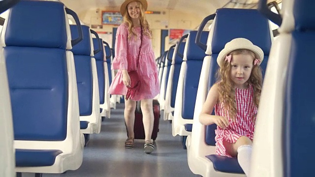 快乐的小女孩和她的妈妈在空车厢里跑掉了视频下载