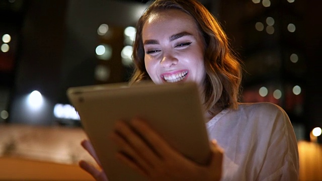 微笑着使用数码平板电脑的女商人视频素材