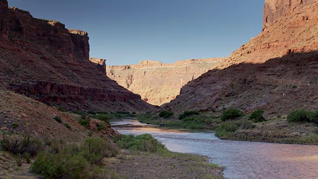 科罗拉多河流经犹他州摩押附近的峡谷-无人机射击视频素材