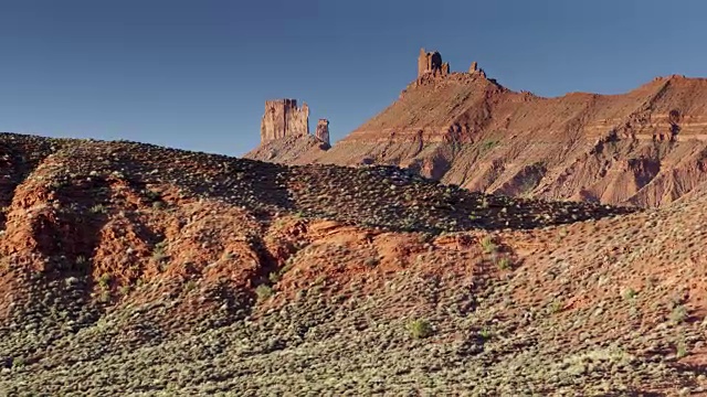 犹他州城堡谷的山丘和尖塔-航拍视频素材