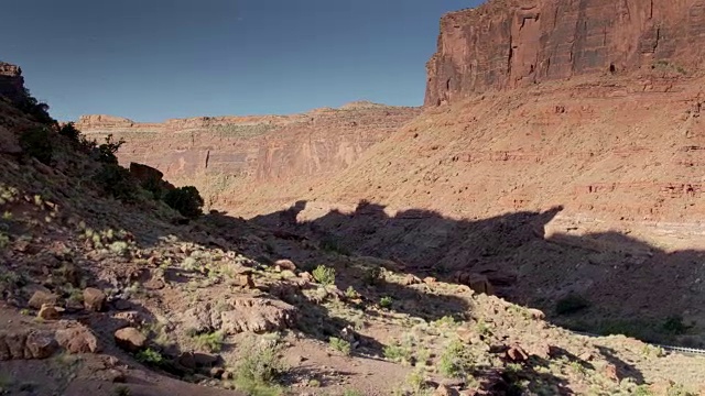 公路和河流流经峡谷附近的摩押，犹他州-无人机射击视频素材
