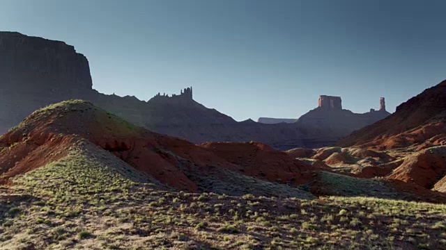 犹他州城堡谷的丘陵和露头-无人机拍摄视频素材