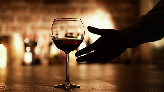 葡萄酒专家在酒窖里喝着酒视频下载
