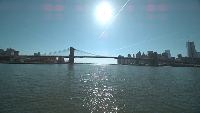 布鲁克林大桥，曼哈顿和布鲁克林的天际线从水视频素材
