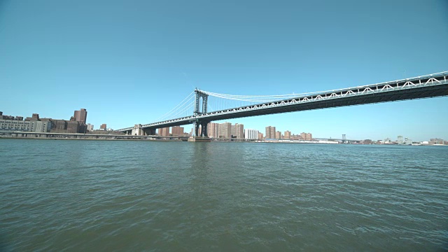 曼哈顿和威廉斯堡的桥和城市的天际线从水视频素材