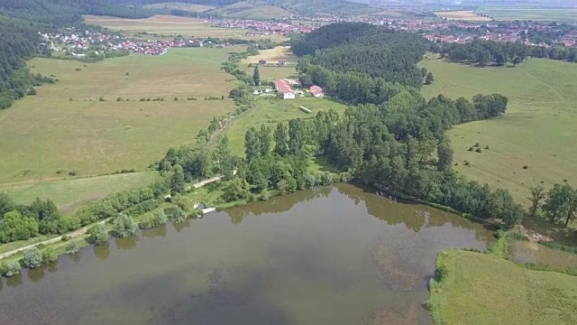 罗马尼亚布拉索夫县伏尔甘湖的鸟瞰图视频素材