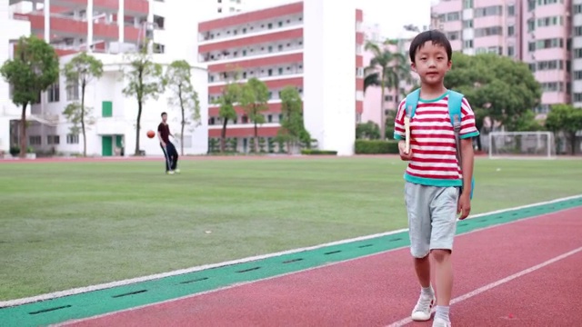 小男孩步行去学校视频素材