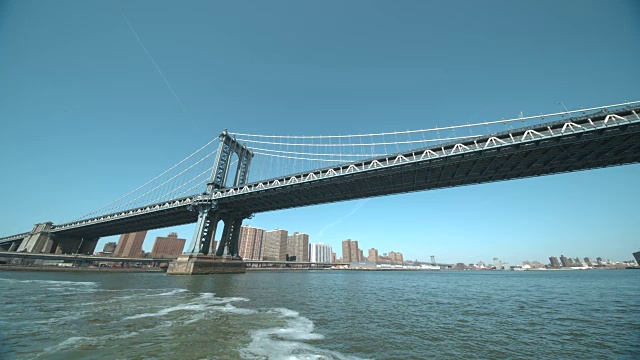 从水中看到曼哈顿大桥和城市天际线视频素材