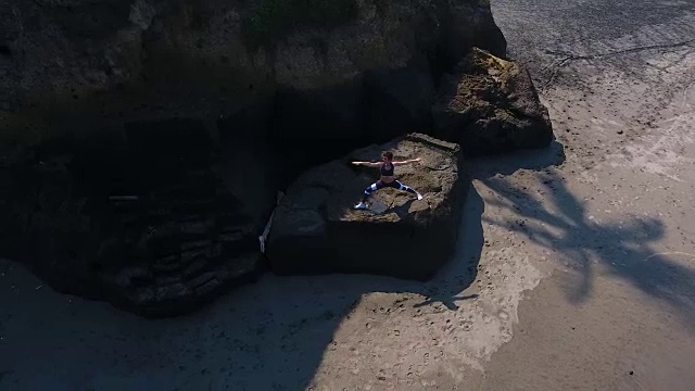 美丽的女孩在巴厘岛海滩做瑜伽视频素材