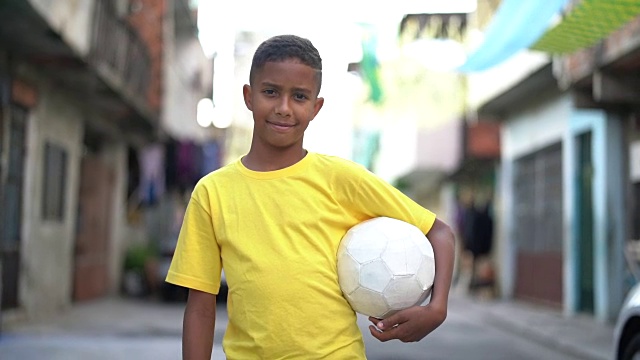 巴西孩子踢足球肖像视频下载