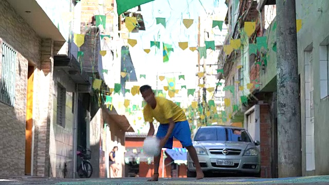 一个巴西小孩在街上踢足球视频购买