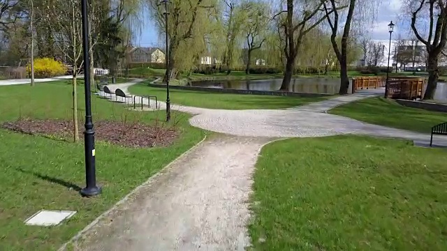 日出时公园胡同树木和池塘的航拍图视频素材