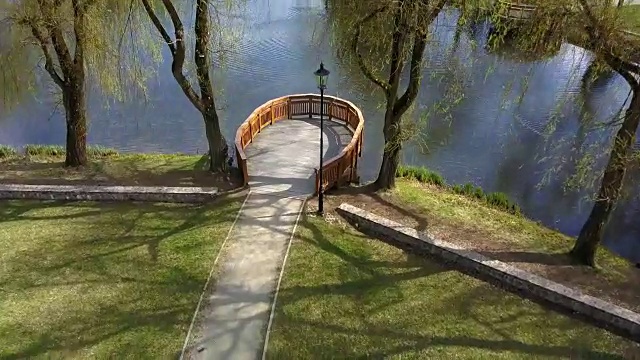 城市公园池塘上的猫步天线视频素材
