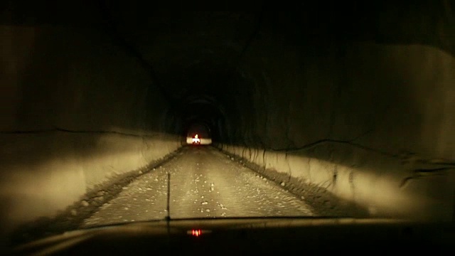 黑暗的隧道镜头视频素材