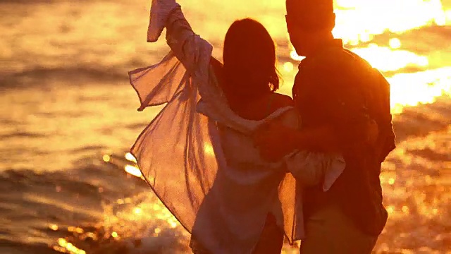 海滩上浪漫的日落。视频下载