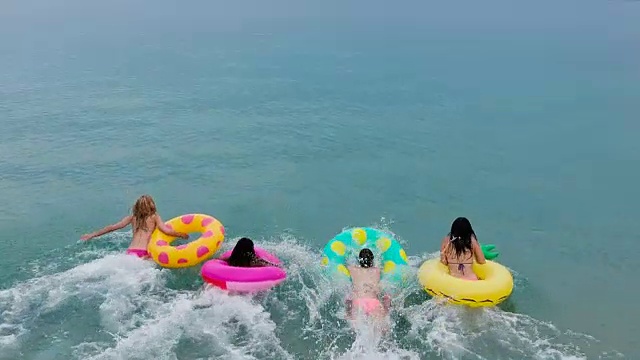 朋友们在水上嬉戏视频素材