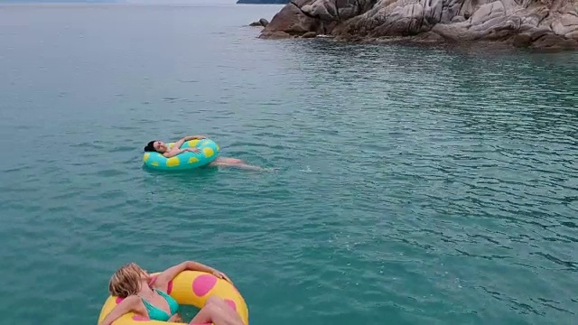 朋友们在水上嬉戏视频素材