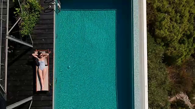 鸟瞰图的一个女人日光浴的无限池视频下载