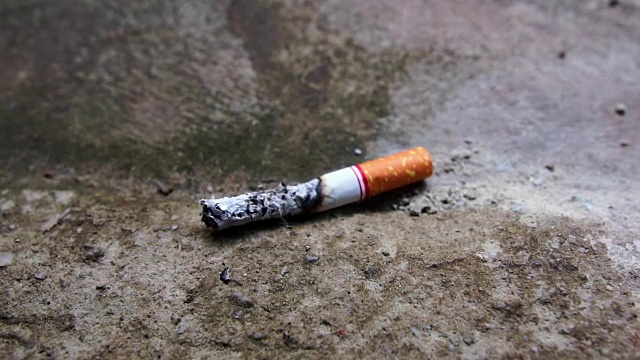 慢镜头:把地板上的香烟熄灭视频素材