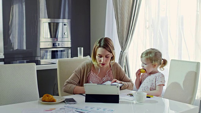 忙碌的母亲和孩子在家工作视频素材
