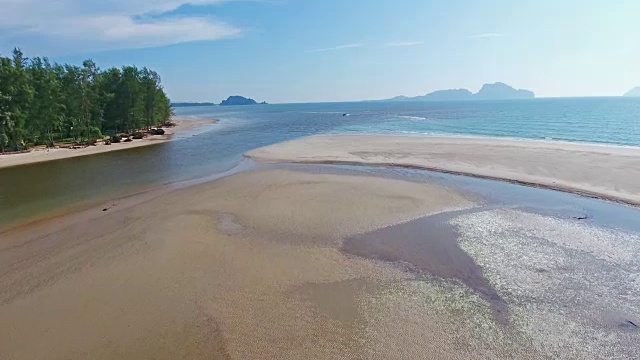 鸟瞰图拍摄热带海滩海与长尾船在泰国南部视频素材