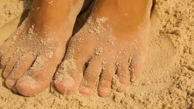 在黄海的沙滩上，女性的脚视频下载