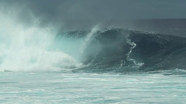 慢动作:壮观的空心海浪溅向海岸。视频素材