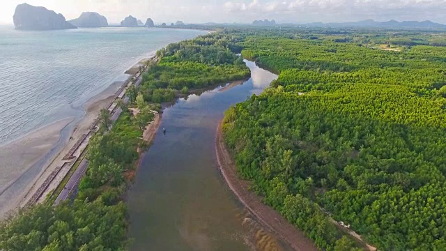 鸟瞰图拍摄热带海滩海与长尾船在泰国南部视频下载