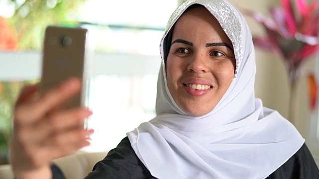 美丽的穆斯林女人在家里视频聊天视频下载