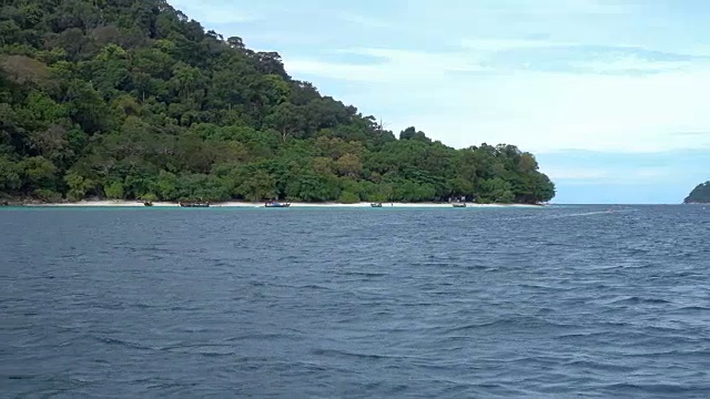 在泰国的荒岛上从船上看到的景象视频素材