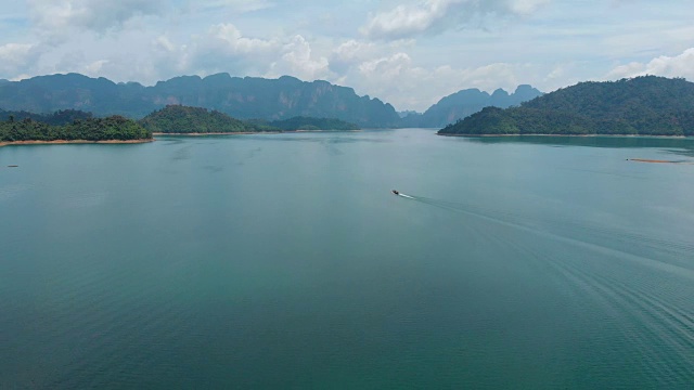 Khao sok国家公园Chiaw Lan Dam的4k鸟瞰图长尾船。视频素材