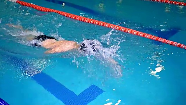 游泳比赛中游泳运动员的慢动作拍摄视频下载