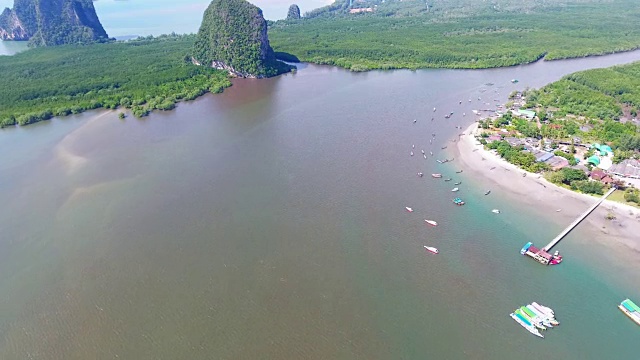 鸟瞰图拍摄热带海滩海与长尾船在泰国南部视频素材