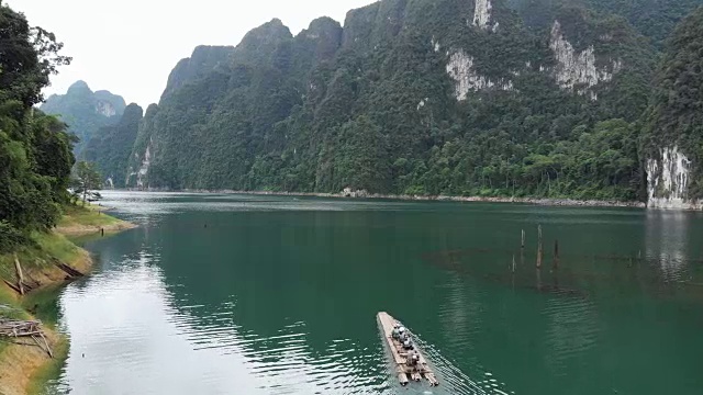 木筏漂浮在湖中的4k鸟瞰图。视频素材