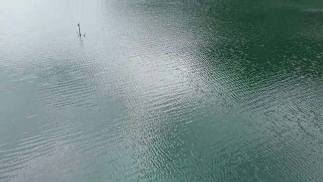 木筏漂浮在湖中的4k鸟瞰图。视频素材