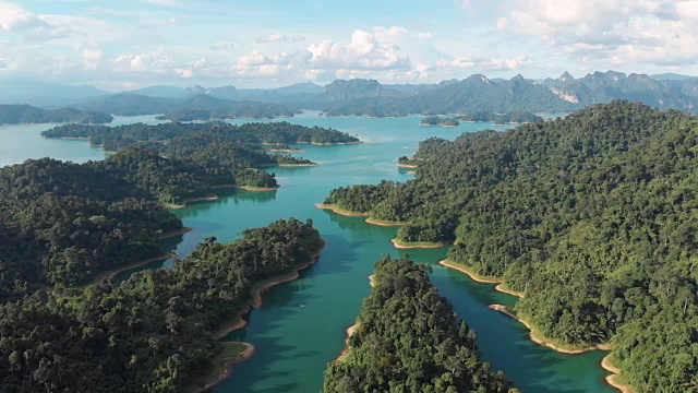 在考索的Chiaw Lan Dam热带雨林的4k鸟瞰图和移动摄影。视频素材