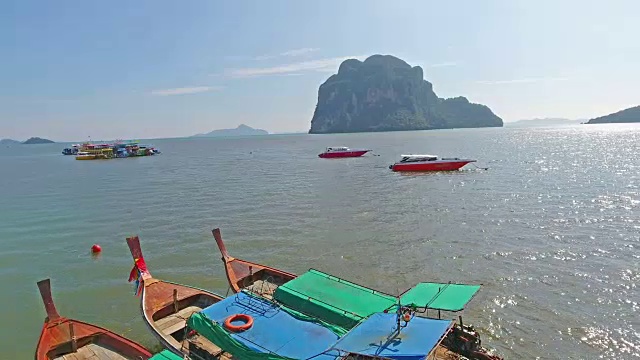 鸟瞰图拍摄热带海滩海与长尾船在泰国南部视频下载