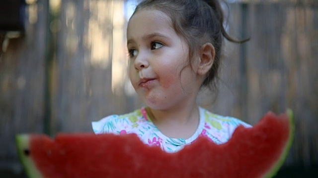 可爱的小孩正在吃西瓜视频下载