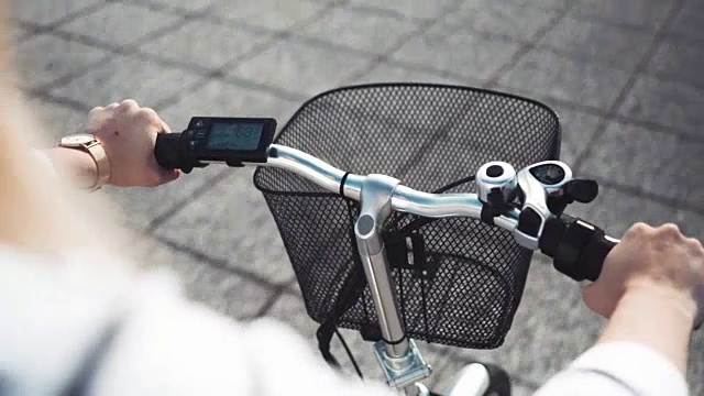 骑电动自行车视频下载