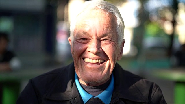 一个快乐的老人看着相机的肖像视频素材