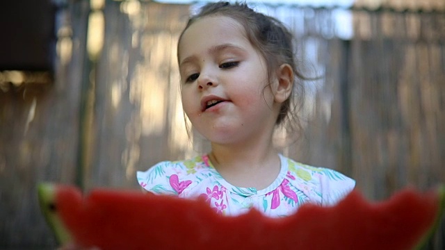 可爱的小孩正在吃西瓜视频素材