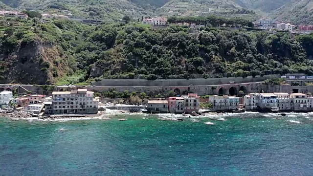 无人机在意大利卡拉布里亚锡拉市彩色蓝色海洋的城市海滩线上进行空中调查视频素材