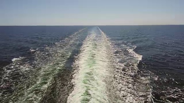 高速摩托艇后面是碧绿的泡沫状海浪。视频素材