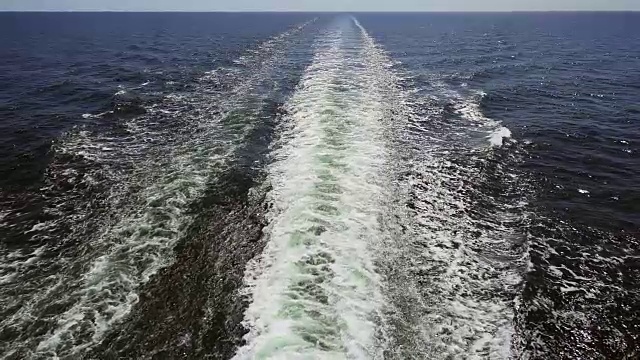 高速摩托艇后面是碧绿的泡沫状海浪。视频素材