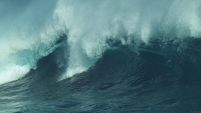慢动作近距离:翠绿色桶波撞击的惊人镜头。视频素材