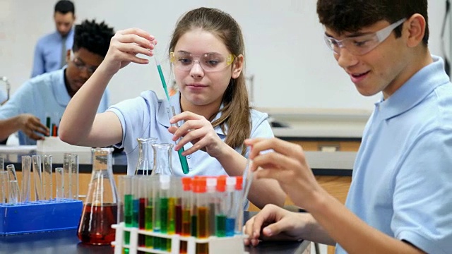 自信的STEM学校学生在做化学实验视频下载